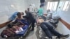  غزہ شہر کے امدادی قافلےکے متاثرہ زخمیوں کا الشفا ہسپتال میں علاج ہو رہا ہے، فوتو اے پی 29 فروری 2024