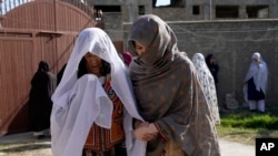  کابل میں خودکش بمبار کا نشانہ بننے والی 19 سالہ لڑکی کا سوگوارخاندان ہے۔ 30،ستمبر 2022. کوایک تعلیمی مرکز میں خودکش بمبار نے حملہ اس وقت کیا جب اندر سینکڑوں اسٹوڈنٹس یونیورسٹی کے لیے داخلے کا پریکٹس امتحان دے رہی تھیں۔ فوٹو اے پی