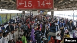 بھارتی دارالحکومت نئی دہلی کا مسافروں سے کھچا کھچ بھرا ریلوے اسٹیشن