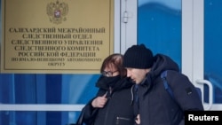 Lyudmila Navalnaya, mẹ của nhà lãnh đạo đối lập Nga quá cố Alexei Navalny, và luật sư Alexei Tsvetkov bước ra khỏi văn phòng cơ quan khu vực của Ủy ban Điều tra ở thành phố Salekhard, Vùng Yamal-Nenets, Nga, ngày 19 tháng 2 năm 2024.