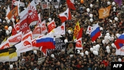 Người biểu tình giương cờ phe đối lập trong cuộc tuần hành tại Moscow chống bầu cử gian lận, thứ Bảy, ngày 24 tháng 12, 2011