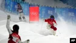 بیجنگ اولمپکس فری اسٹائل اسکیئنگ (فوٹو: اے پی)
