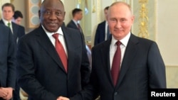 Tổng thống Nga Vladimir Putin (phải) bắt tay Tổng thống Nam Phi Cyril Ramaphosa sau cuộc gặp với phái đoàn các nhà lãnh đạo châu Phi để thảo luận về đề xuất đàm phán hòa bình giữa Nga và Ukraine, tại Saint Petersburg, Nga, vào ngày 17/6/2023.