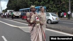 دنیا کے طویل ترین عروسی لباس میں ملبوس دلہن، اپنے دلہا کے ساتھ سری لنکا کے سنٹرل صوبے کے مرکزی شہر کنیڈی کی ایک اہم شاہرہ پر۔۔ 20 ستمبر 2017