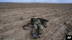 Một binh sĩ Nga thiệt mạng trên cánh đồng ngô ở Sytnyaky, ngoại ô Kyiv, trong các trận chiến chống lại quân đội Ukraine vào ngày 27 tháng 3 năm 2022.