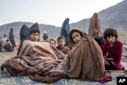 افغان پناہ گزین طورخم میں پاکستان افغان بارڈر کے قریب ایک پناہ گزین کیمپ میں فوٹو اے پی، 4 نومبر 2023