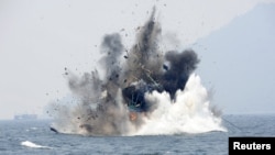 Một chiếc thuyền đánh cá bất hợp pháp nước ngoài bị Hải quân Indonesia phá hủy ở Indonesia ngày 18 tháng 8 năm 2015. Hình minh họa.
