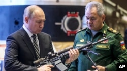TT Putin và Bộ Trưởng Quốc Phòng Nga, Shoigu, tại một triễn lãm quân sự tại Nga năm 2021. Hình minh họa.