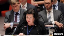 اقوامِ متحدہ میں برطانیہ کی مستقل مندوب کیرن پیئرز سلامتی کونسل کے اجلاس کے دوران روسی سفیر کی تقریر کا جواب دے رہی ہیں۔
