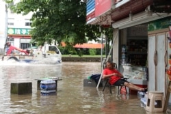 شدید بارشوں کے بعد چین کے کئی علاقے سیلابوں کی لپیٹ میں آ گئے ہیں۔