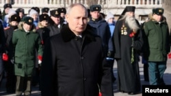 Tổng thống Nga Vladimir Putin tham dự lễ đặt vòng hoa tại Mộ Chiến sĩ Vô danh cạnh Bức tường Điện Kremlin vào ngày Bảo vệ Tổ quốc ở Moscow, Nga, vào ngày 23/2/2023.
