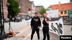 Những người biểu tình đốt kinh Koran trước sứ quán Iraq ở Copenhagen