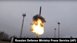 Một tên lửa liên lục địa của Nga được phóng từ xe tải hạng nặng (ảnh do Bộ Quốc phòng Nga công bố, không rõ ngày giờ, địa điểm).