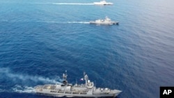 Các tàu chiến của Hải quân Philippines tiến hành diễn tập chiến thuật với hàng không mẫu hạm Mỹ trong cuộc diễn tập giữa Philippines và Hoa Kỳ ở Biển Đông vào ngày 23/11/2023. 