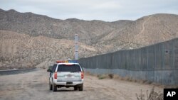 امریکی بارڈر سیکیورٹی کے اہل کار میکسیکو کی سرحد کے ساتھ سن لینڈ علاقے میں گشت کر رہے ہیں۔ 18 جولائی 2016