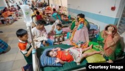 بنگلہ دیش کے ایک اسپتال میں ڈینگی کے مریض اور ان کے لواحقین،فائل فوٹو