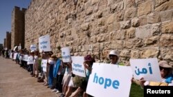 Biểu tình kêu gọi chung sống hòa bình và chấm dứt giao tranh Israel-Gaza tại một phần bức tường Cổ thành Jerusalem ngày 19/5/2021.