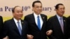 Thủ tướng Trung Quốc Lý Khắc Cường (giữa) cùng Thủ tướng Việt Nam Nguyễn Xuân Phúc (trái) và Thủ tướng Campuchia Hun Sen tham dự cuộc họp Hợp tác Lan Thương-Mekong lần 2 tại Phnom Penh tháng 10/2018.