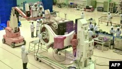 بھارت کے خلائی تحقیق کے مرکز میں سائنس دان چاند پر بھیجنے کے لیے خلائی گاڑی، چندریان ٹو تیار کر رہے ہیں۔ 12 جون 2019