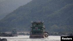 Tàu hàng Trung Quốc trên sông Mekong gần khu vực Tam giác Vàng