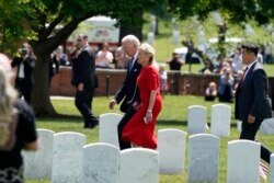 صدر بائیڈن اور امریکی خاتون اول میموریل ڈے کے موقع پر آرلنگٹن کے قومی قبرستان میں حاضری دے رہے ہیں۔ 31 مئی 2021
