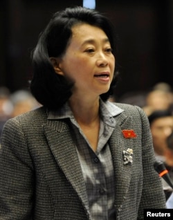 Bà Đặng Thị Hoàng Yến phát biểu tại phiên họp của Quốc hội Việt Nam tại Hà Nội trong bức ảnh chụp ngày 28 tháng 10 năm 2011.