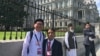 Mục sư Tin Lành A Ga và đạo hữu Cao Đài Lương Xuân Dương chụp hình lưu niệm trước khi vào Tòa Bạch Ốc gặp Tổng thống Donald Trump chiều ngày 17/7/19. 