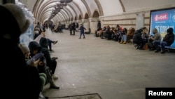 Người dân trú ẩn bên trong một ga tàu điện ngầm trong lúc có cảnh báo không tập, trong lúc Nga tấn công phi đạn nhắm vào Ukraine, ở Kyiv, Ukraine, ngày 13 tháng 1 năm 2024.