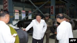 Ông Kim Jong-un thị sát một nhà máy sản xuất vũ khí