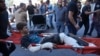  غزہ کے دیر البلاح علاقے میں اسرائیلی بمباری سے زخمی ہونے والے ایک فلسطینی کو نصر ہسپتال لایا جا رہا ہے ، فوٹو اے پی 17 اکتوبر 2023
