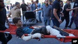  غزہ کے دیر البلاح علاقے میں اسرائیلی بمباری سے زخمی ہونے والے ایک فلسطینی کو نصر ہسپتال لایا جا رہا ہے ، فوٹو اے پی 17 اکتوبر 2023