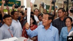 Thủ tướng Campuchia Hun Sen tại một điểm bỏ phiếu hôm 29/7. 