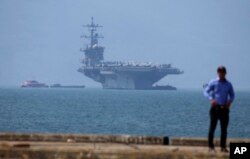 Hàng không mẫu hạm USS Carl Vinson của Mỹ neo đậu tại Cảng Tiên Sa ở Đà Nẵng trong một chuyến thăm, ngày 5 tháng 3, 2018.