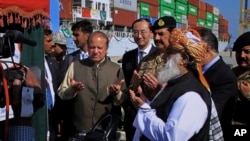 Thủ tướng Pakistan Nawaz Sharifsau (giữa) sau khi khai trương con đường thương mại quốc tế ở cảng Gwadar, Pakistan, ngày 13 tháng 11 năm 2016.