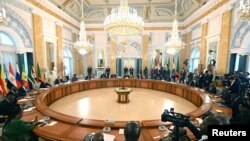 Tổng thống Nga Vladimir Putin tham dự cuộc họp với phái đoàn các nhà lãnh đạo Châu Phi để thảo luận về đề xuất của họ về các cuộc đàm phán hòa bình giữa Nga và Ukraine, tại Saint Petersburg, Nga, ngày 17 tháng 6 năm 2023. (Pavel Bednyakov/RIA Novosti)
