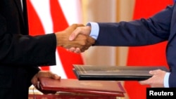 Tổng thống Hoa Kỳ Barack Obama và Tổng thống Nga Dmitry Medvedev bắt tay khi họ trao đổi Hiệp ước cắt giảm vũ khí chiến lược mới được ký kết (START II) tại Praha vào ngày 8/4/2010.
