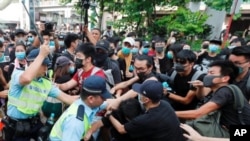 Người biểu tình ở thị trấn Thượng Thủy đụng độ với cảnh sát, ngày 13 tháng 7, 2019.