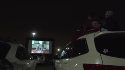 Khán giả ngồi trên xe xem phim tại VietFilmFest