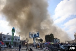 عید کے دوسرے روز غزہ کی ایک تباہ حال فراس مارکیٹ کے قریب اسرائیلی بمباری سے دھواں اٹھ رہا ہے۔ 11 اپریل 2024