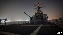 Tàu khu trục mang tên lửa dẫn đường lớp Arleigh Burke USS Carney đi qua Kênh đào Suez vào ngày 26/11/2023. Tàu khu trục này hôm 16/12/2023 đã bắn hạ hơn chục thiết bị bay không người lái ở Biển Đỏ phóng ra từ các khu vực do Huthi kiểm soát ở Yemen.