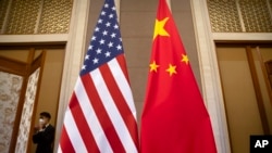 Quốc kỳ Hoa Kỳ và Trung Quốc.