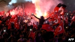 اتوار کی شب سی ایچ پی کے حامی استنبول میں کامیابی کا جشن منا رہے ہیں۔
