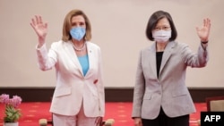 Bà Pelosi (trái) và TT Đài Loan, Thái Anh Văn.