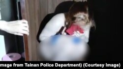 Một nữ du khách Việt Nam hành nghề mại dâm tại Đài Loan bị bắt khi đang trốn trong tủ quần áo trong tình trạng khỏa thân.