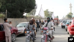 طالبان جنگجو غزنی شہر میں موٹر سائیکل پر سوار ہیں۔ فائل فوٹو