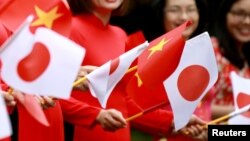 Cờ Nhật Bản và Việt Nam tại lễ đón Thủ tướng Nhật Yoshihide Suga tại Phủ Chủ tịch ở Hà Nội hôm 19/10/2020. Việt Nam nằm trong danh sách các nước nhận viện trợ quốc phòng của Nhật trong năm tới, theo NHK.