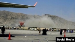 کابل ایئر پورٹ کے باہر دھماکے کے بعد دھواں اٹھ رہا ہے۔ 26 اگست 2021