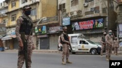 کراچی میں لاک ڈاؤن کے دوران سیکیورٹی اہل کار فرائض سرانجام دے رہے ہیں۔