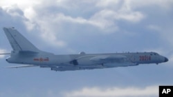 Máy bay ném bom H-6 của Trung Quốc đang bay gần vùng nhận dạng phòng không, ADIZ, gần Đài Loan ngày 18/9/2020. Ảnh do Bộ Quốc phòng Đài Loan phổ biến. (AP)