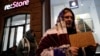 Bất chấp giá lạnh, người Nga xếp hàng nhiều ngày chờ mua iPhone mới